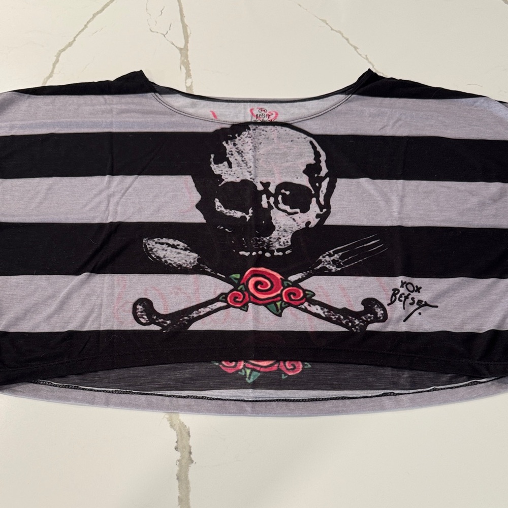 Betsey Johnson Skull and Cross Bone Let Them Eat Cupcakes tshirt Medium
